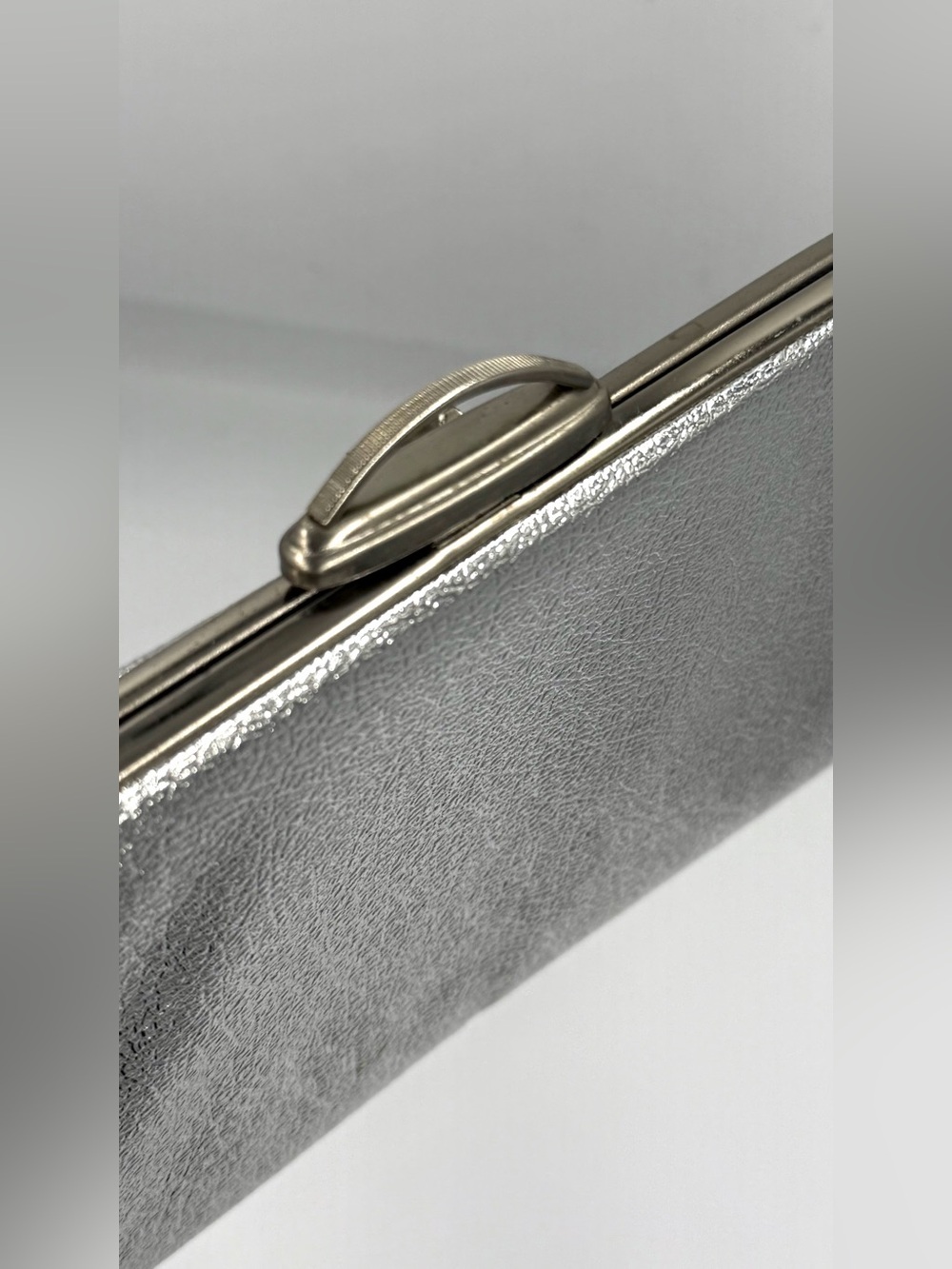 Vintage 1960s Silver Metallic Clutch Purse Chain Strap MCM Evening Bag - Picture 4 of 8